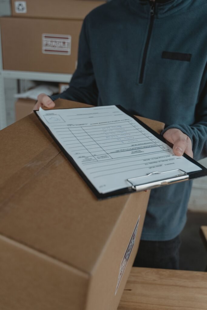 Lista de verificación y caja para despacho en una operación logística