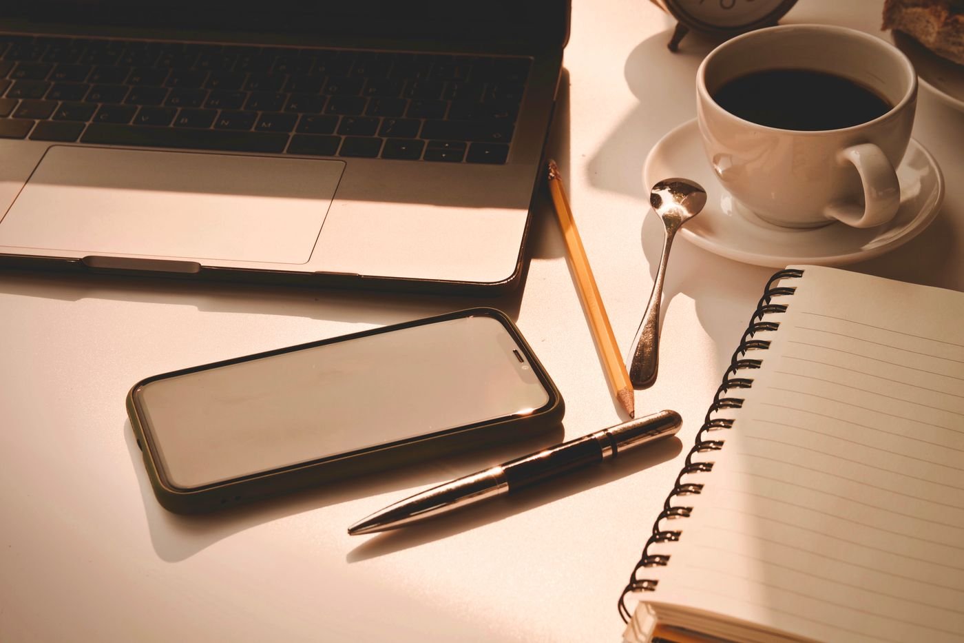 Dispositivos de trabajo y cuaderno usados para consultas de soporte