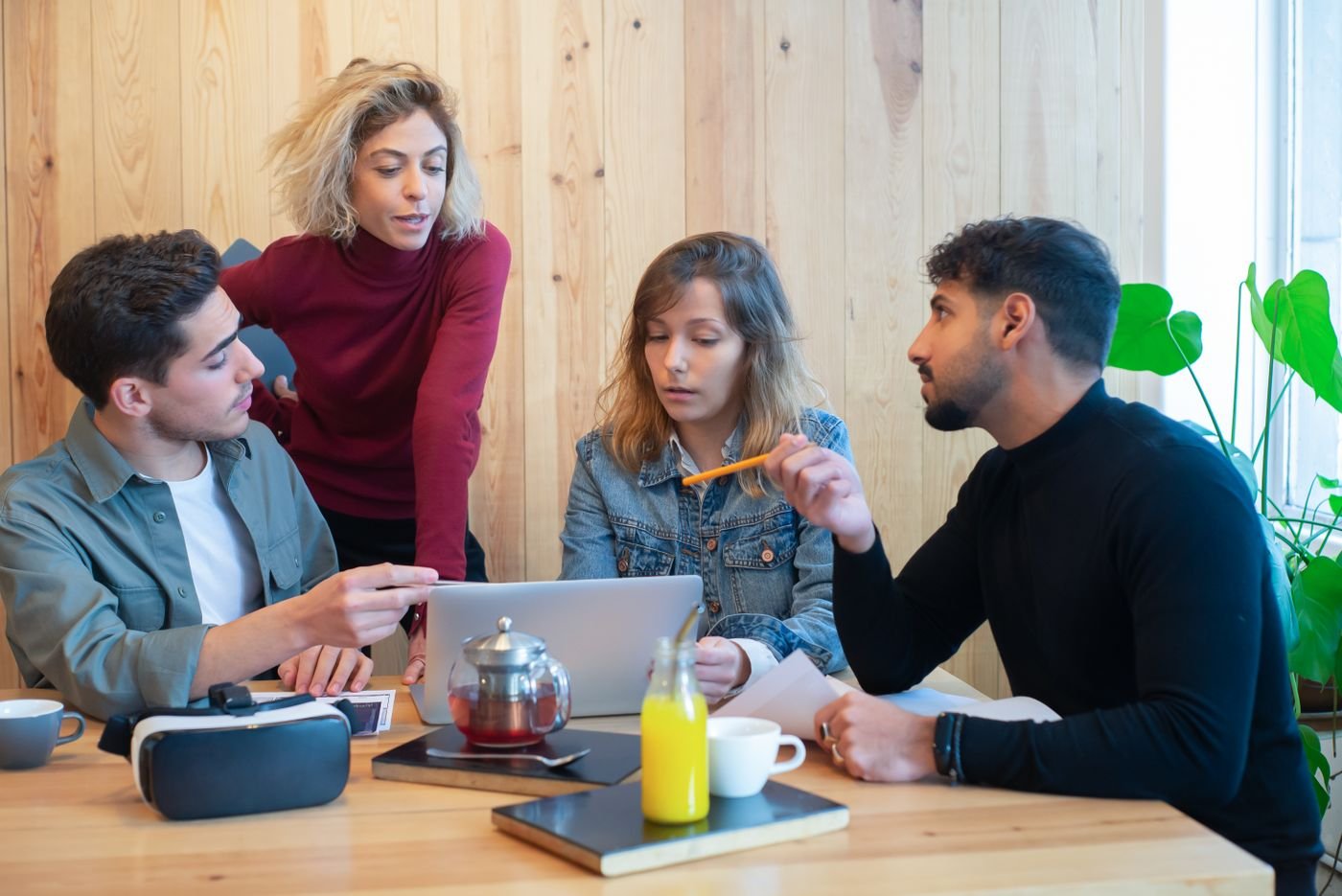 Profesionales analizando propuestas durante una reunión de formación