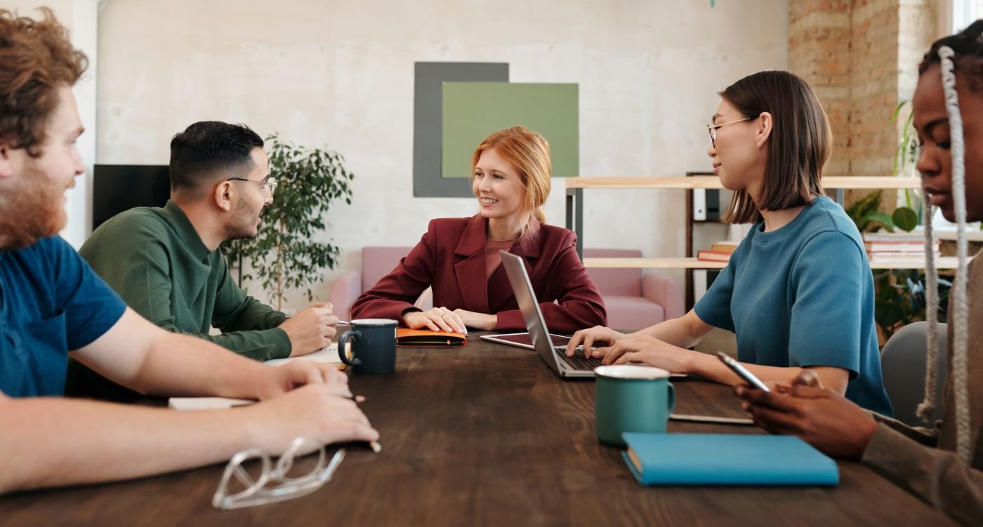 Profesionales compartiendo ideas durante una jornada de aprendizaje
